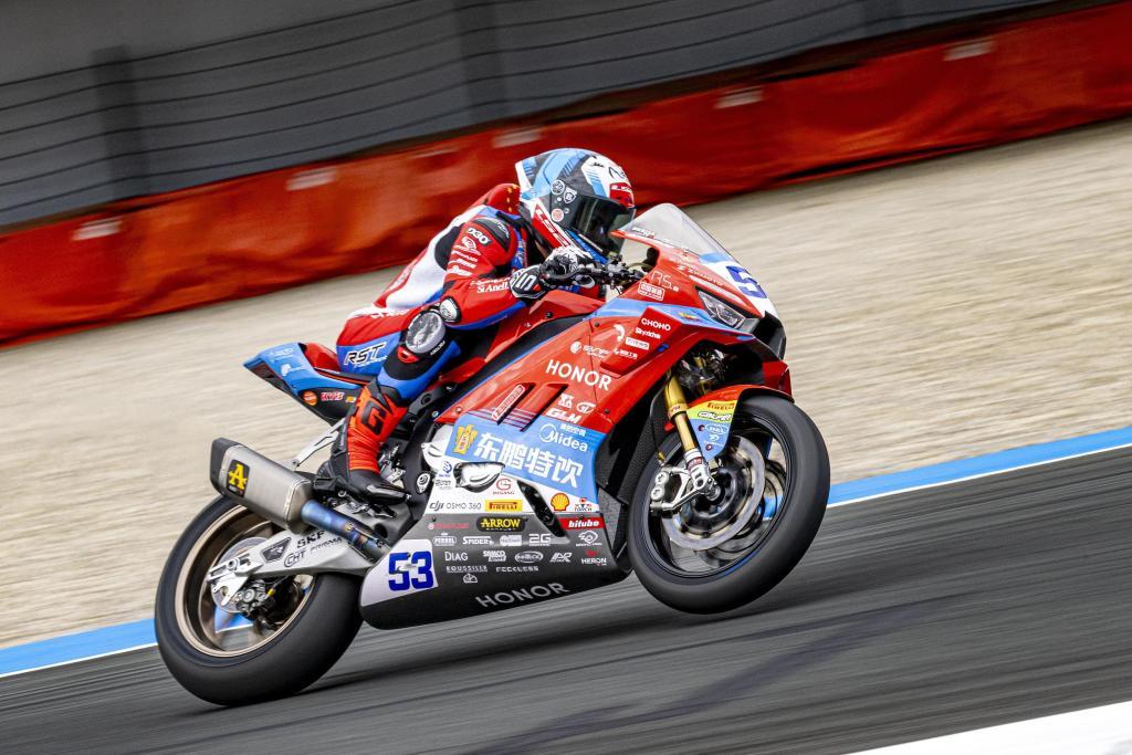 开云-WSBK匈牙利站首回合正赛，张雪机车车手再夺冠！
